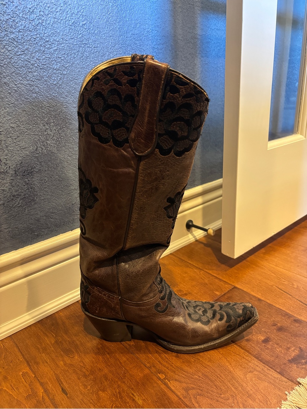 Brown Floral Embroidered Western Heeled Boots - Picture 4 of 6